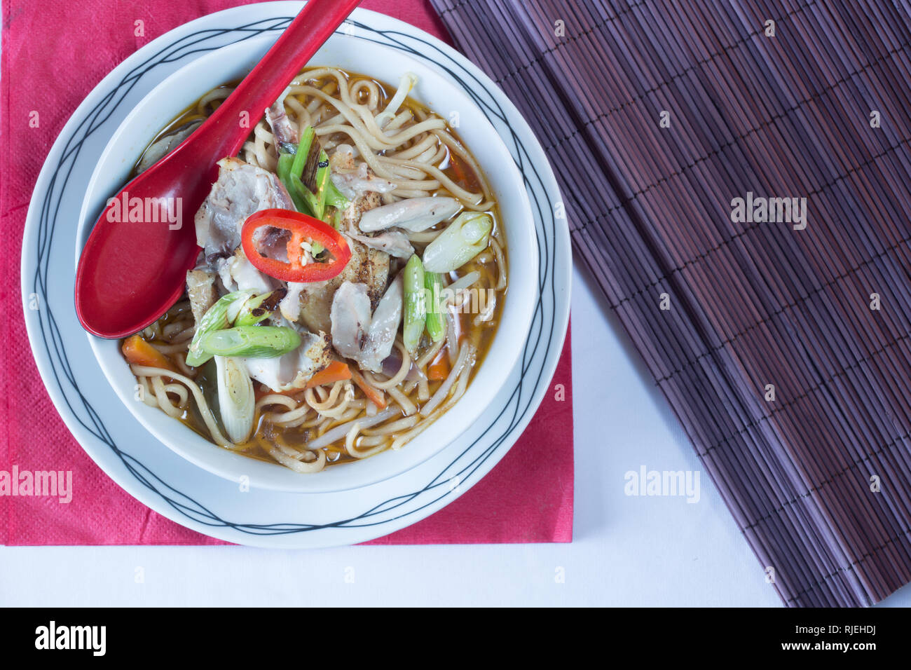Eine Schüssel mit chinesischen Stil spicy Chicken und Nudelsuppe Stockfoto