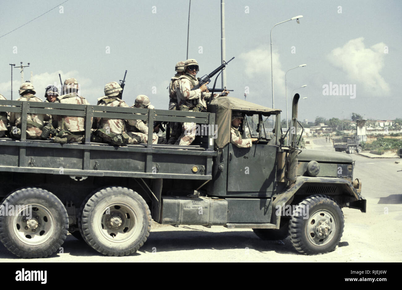 16. Oktober 1993 verlässt UNOSOM Hauptquartier, U.S. Army infantry Soldaten von C Unternehmen 1/87 Kopf heraus auf die Straßen von Mogadischu, Somalia auf der Rückseite ein M 35 Truck. Stockfoto