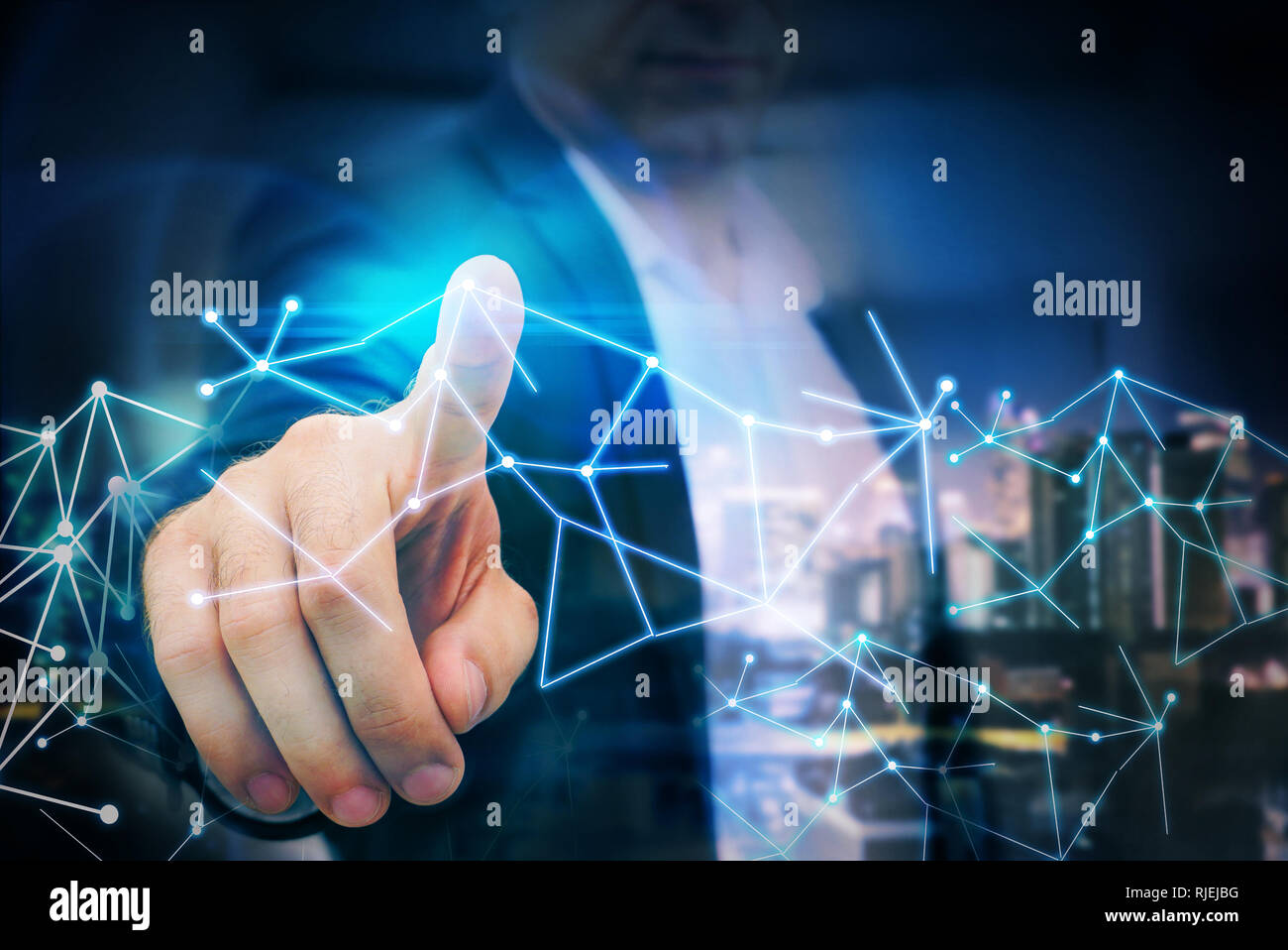 Business Mann zeigen mit dem Finger auf die globalen futuristische Technologie Netzwerk Stockfoto