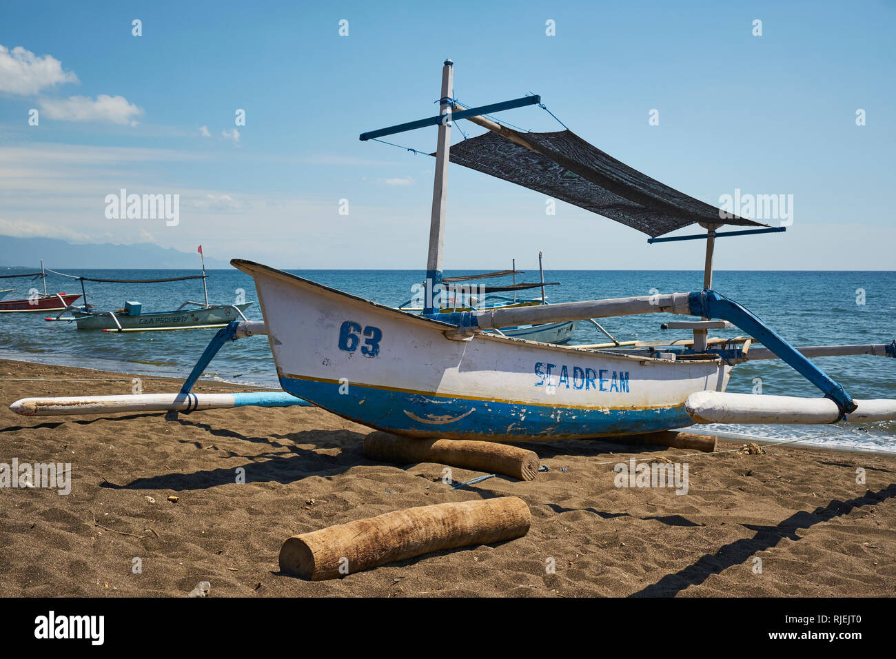 Traditionelle Fischerboote am Strand von Lovina in Nord Bali Stockfoto