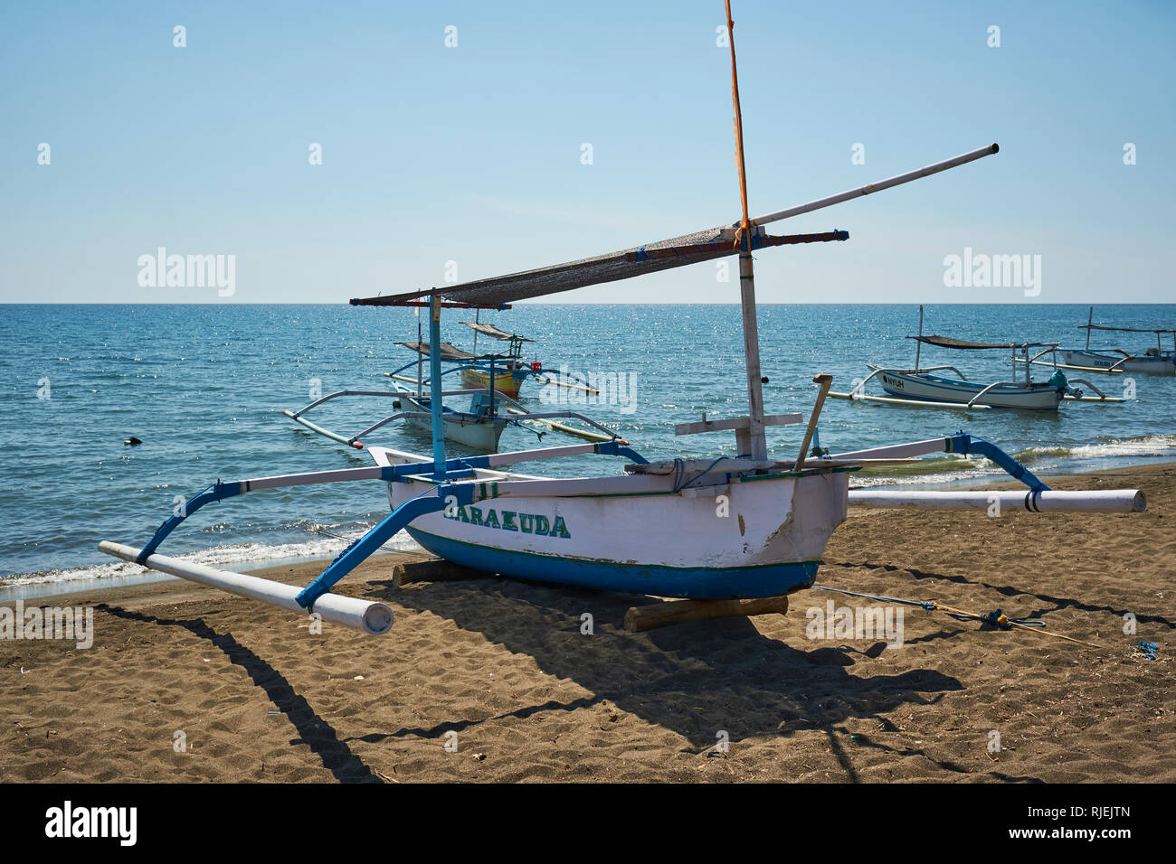 Traditionelle Fischerboote am Strand von Lovina in Nord Bali Stockfoto