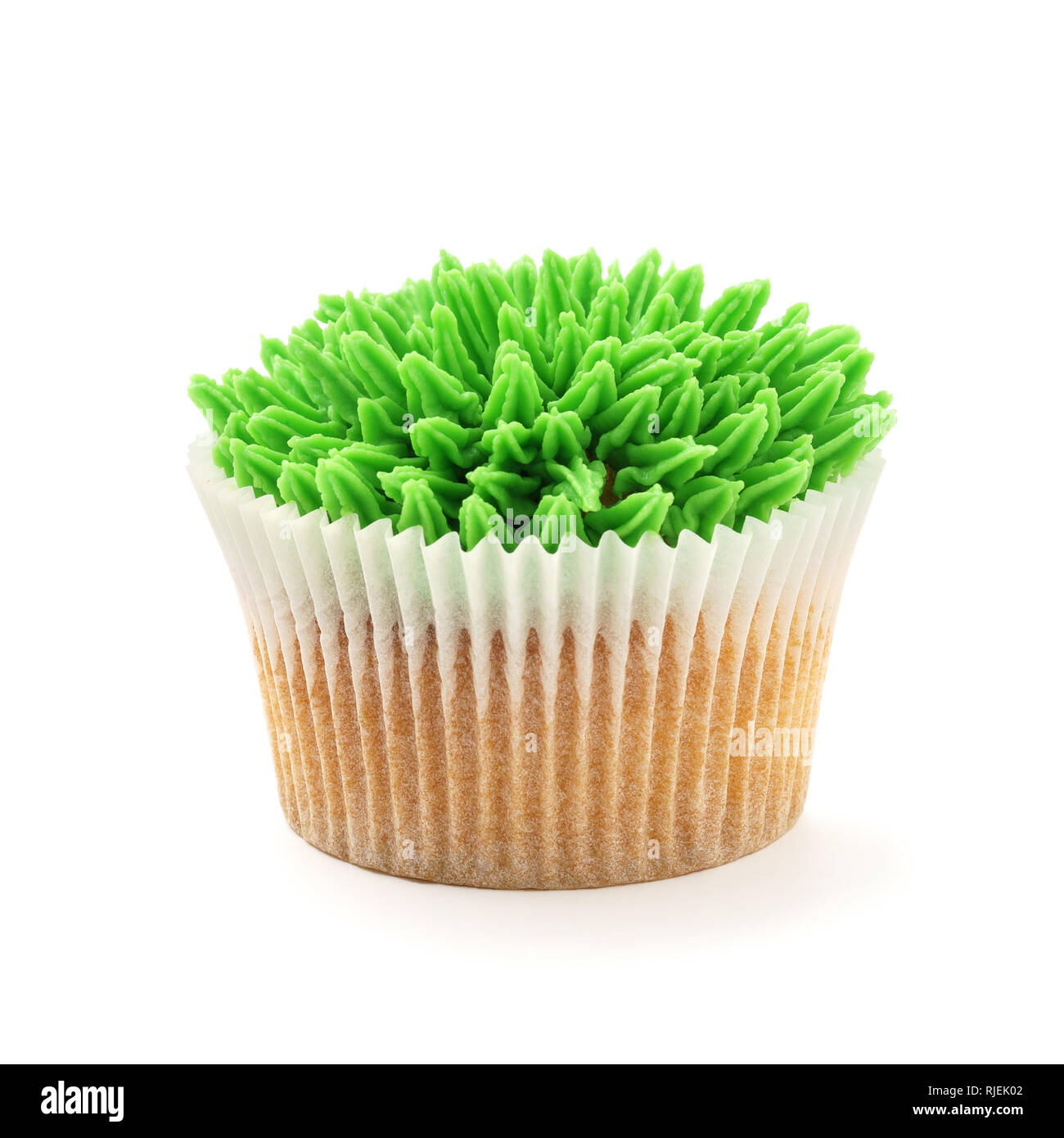 Zitrone Cupcake mit grünem Gras Zuckerguss dekoriert. Kreative dessert Konzept. Auf weiß isoliert. Stockfoto