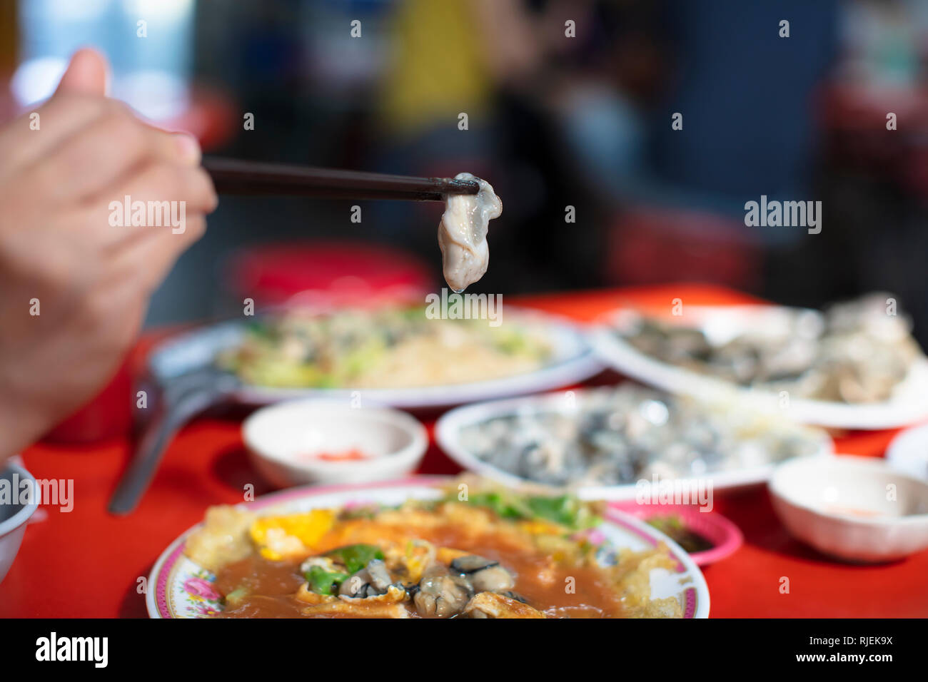 Oyster Omelette und Stäbchen. taiwanesische Essen Stockfoto