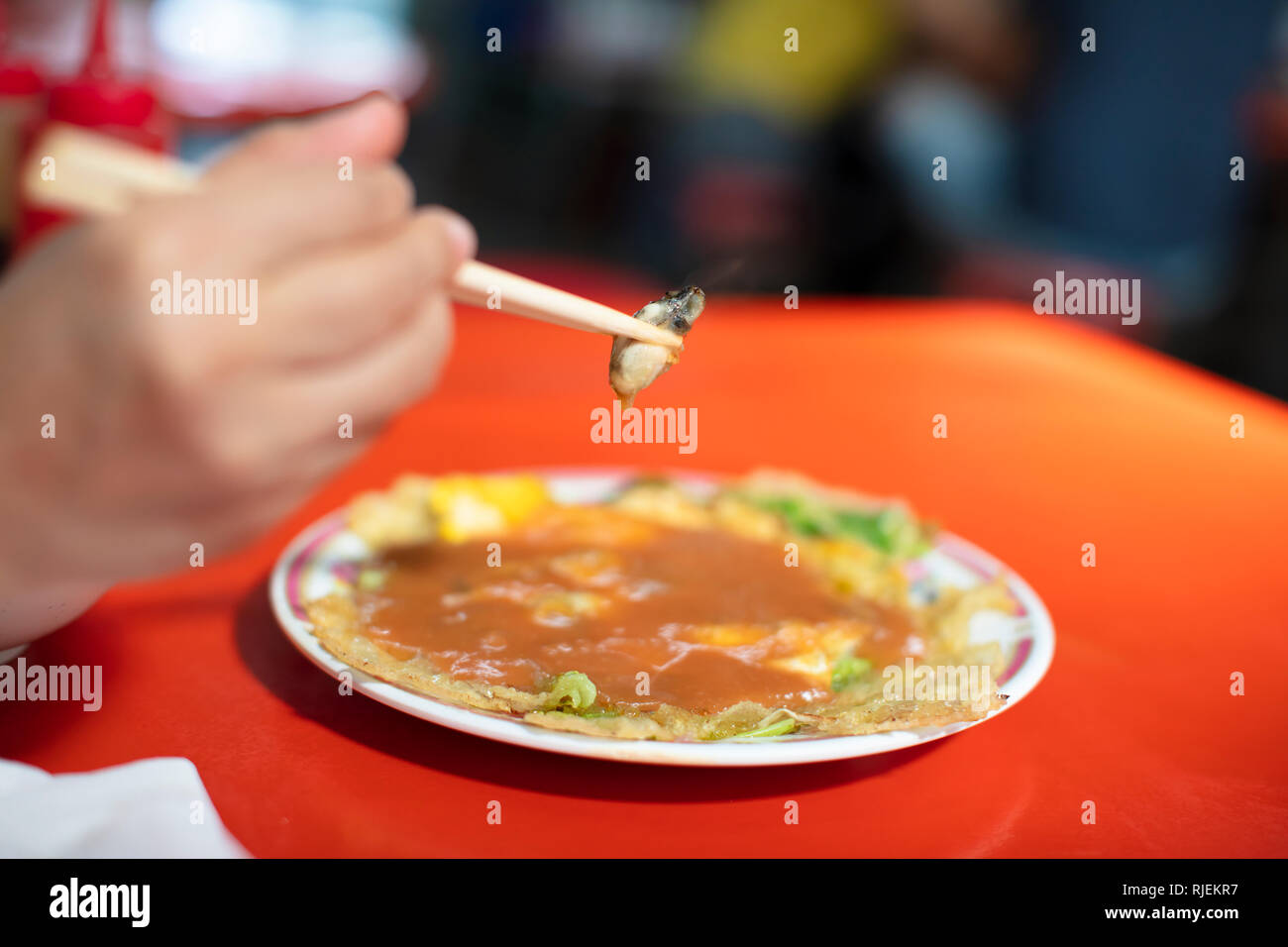 Oyster Omelette und Stäbchen. taiwanesische Essen Stockfoto