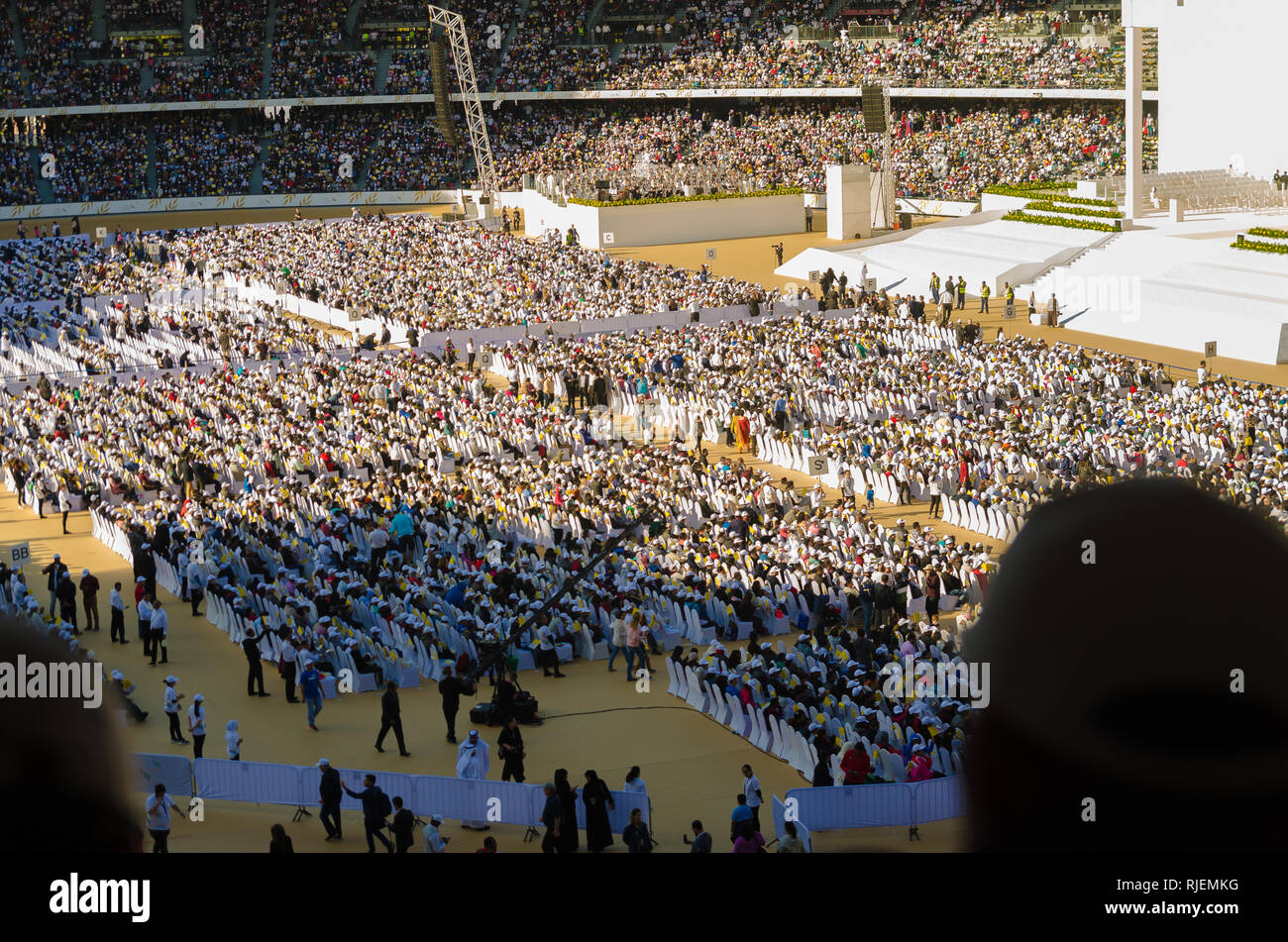 ABU DHABI, VEREINIGTE ARABISCHE EMIRATE - Februar 5, 2019: die Teilnehmer von Papst Franziskus historischen Papstbesuch am 5. Februar 2019 in Zayed Sports City Stadium. Stockfoto