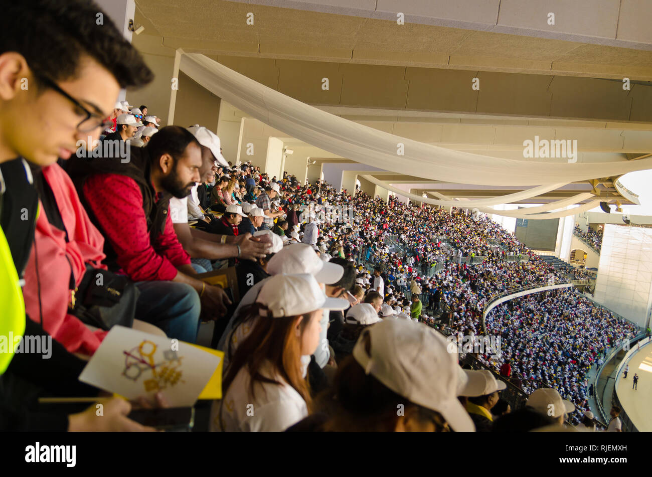 ABU DHABI, VEREINIGTE ARABISCHE EMIRATE - Februar 5, 2019: die Teilnehmer von Papst Franziskus historischen Papstbesuch am 5. Februar 2019 in Zayed Sports City Stadium. Stockfoto