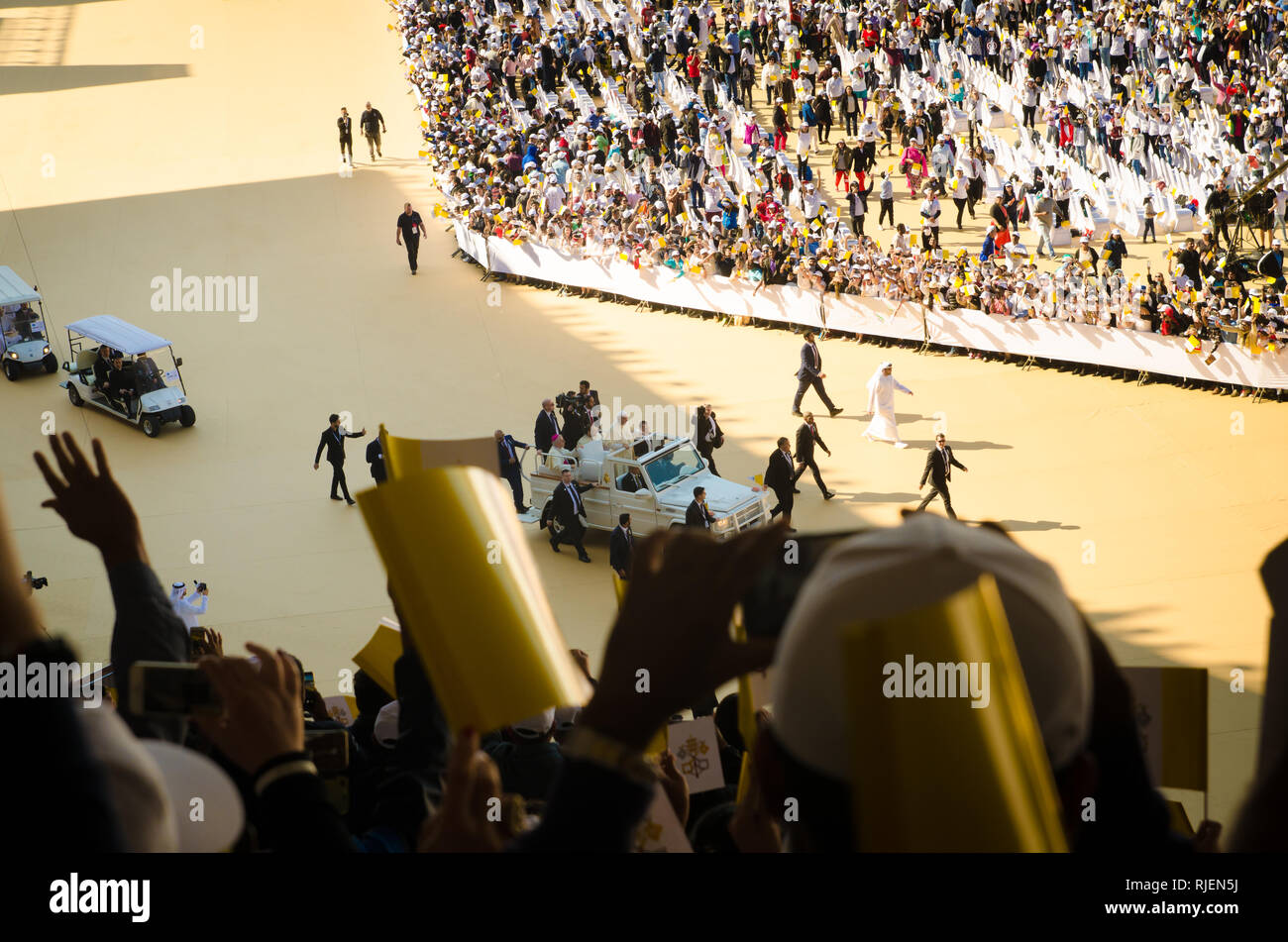 ABU DHABI, VEREINIGTE ARABISCHE EMIRATE - Februar 5, 2019: die Teilnehmer von Papst Franziskus historischen Papstbesuch am 5. Februar 2019 in Zayed Sports City Stadium. Stockfoto