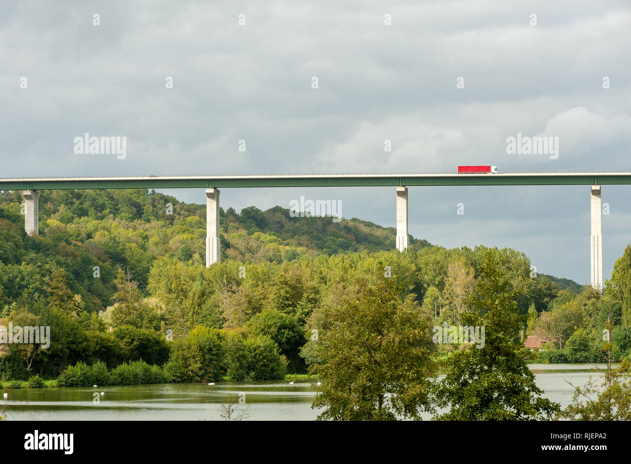 Der Verkehr auf der Brücke der Autobahn A13 von Caen Paris durch die Normandie, Frankreich Stockfoto