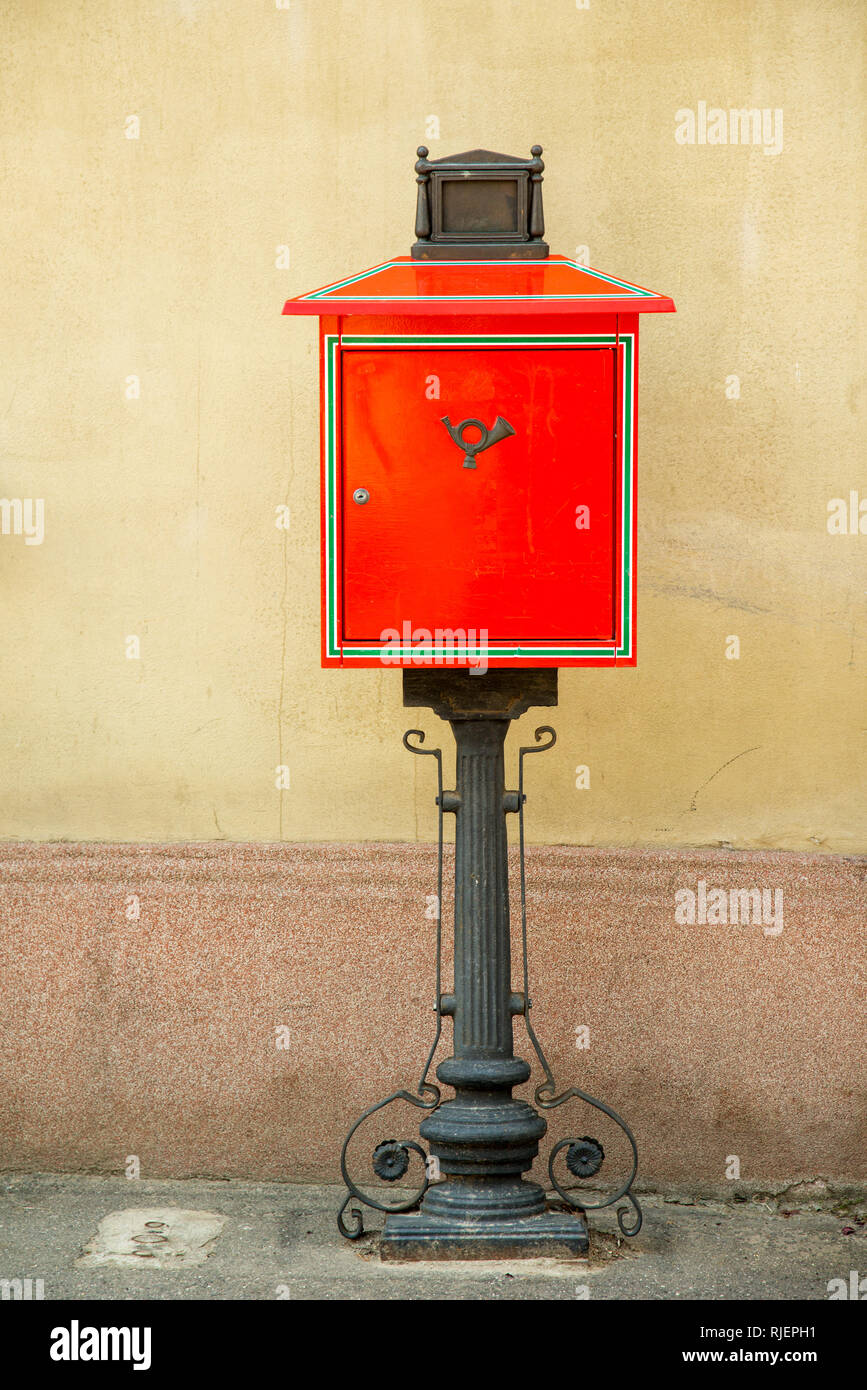 Leuchtend rote Mailbox der Ungarischen Post in Tokaj Stadtzentrum, Tokaj Wein Region, Ungarn Stockfoto