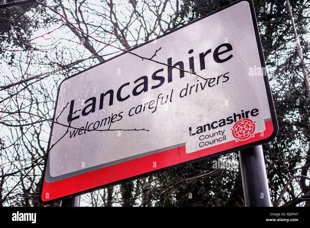 Lancashire begrüßt vorsichtige Fahrer Willkommen zu Lancashire Grenze Zeichen im Winter bei Feniscowles, Blackburn, Lancashire, England Stockfoto
