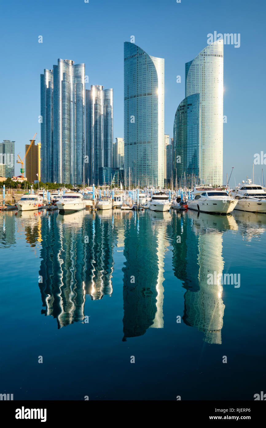 Busan Hafen mit Yachten auf Sonnenuntergang, Südkorea Stockfoto
