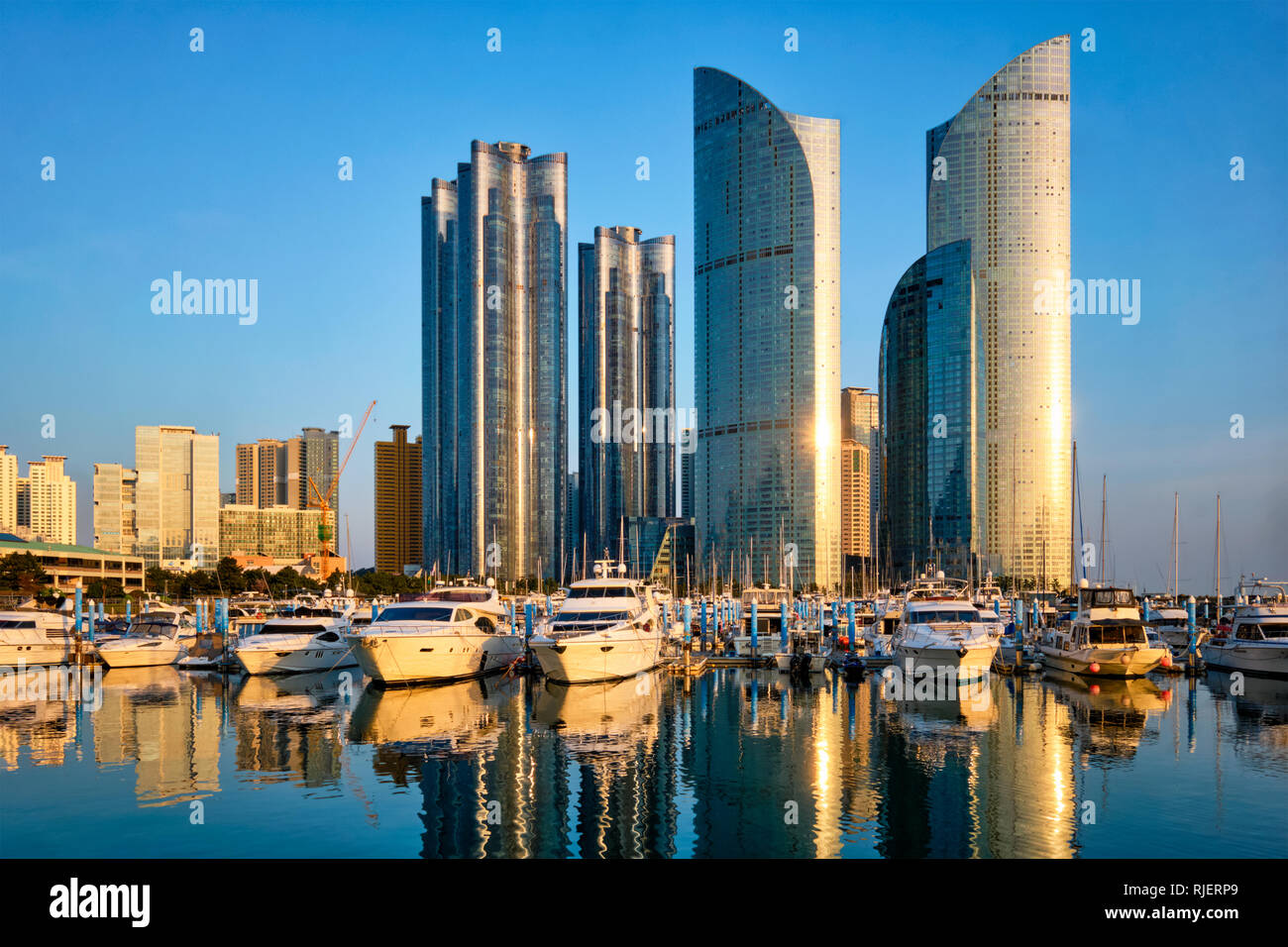 Busan Hafen mit Yachten auf Sonnenuntergang, Südkorea Stockfoto