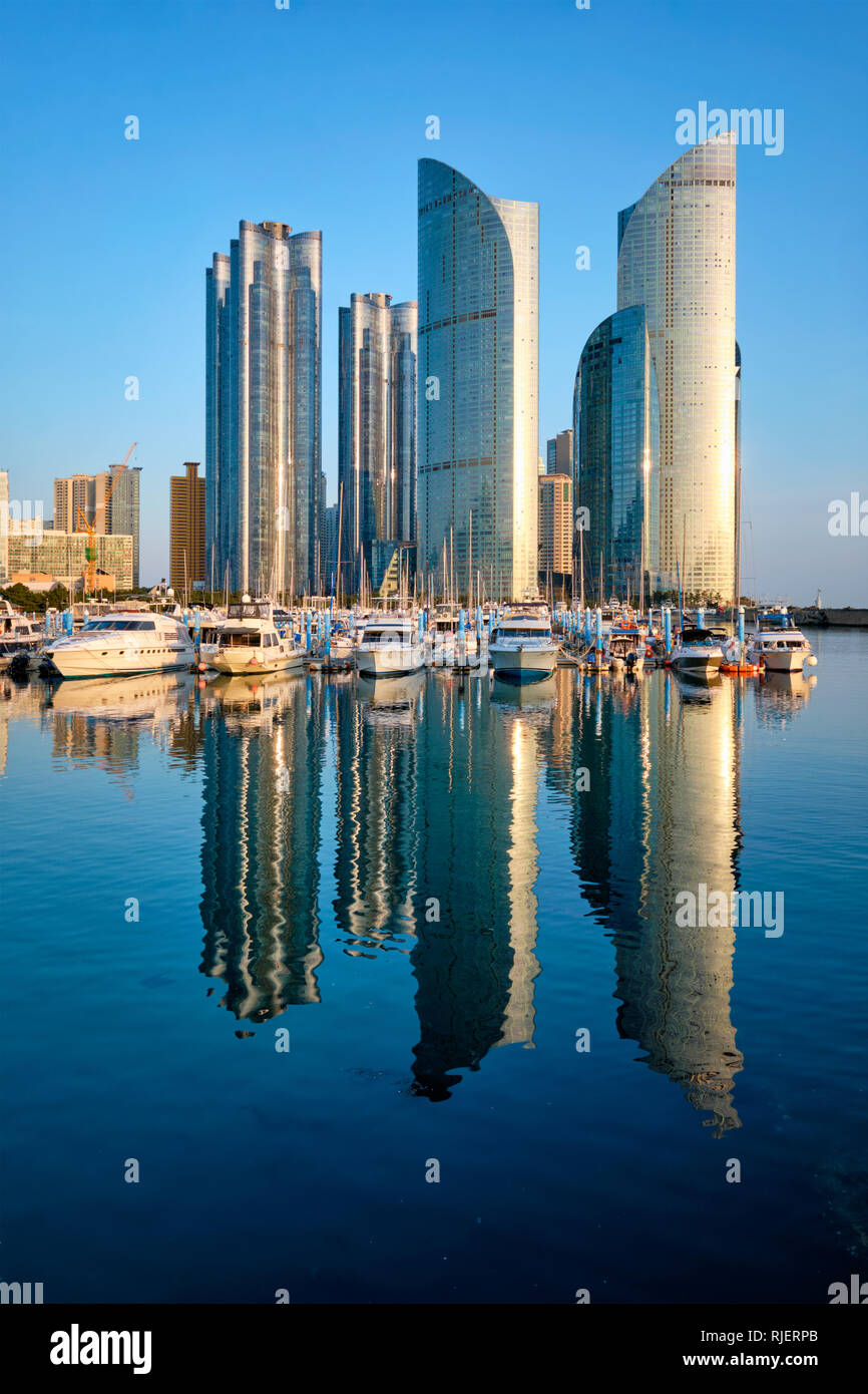 Busan Hafen mit Yachten auf Sonnenuntergang, Südkorea Stockfoto