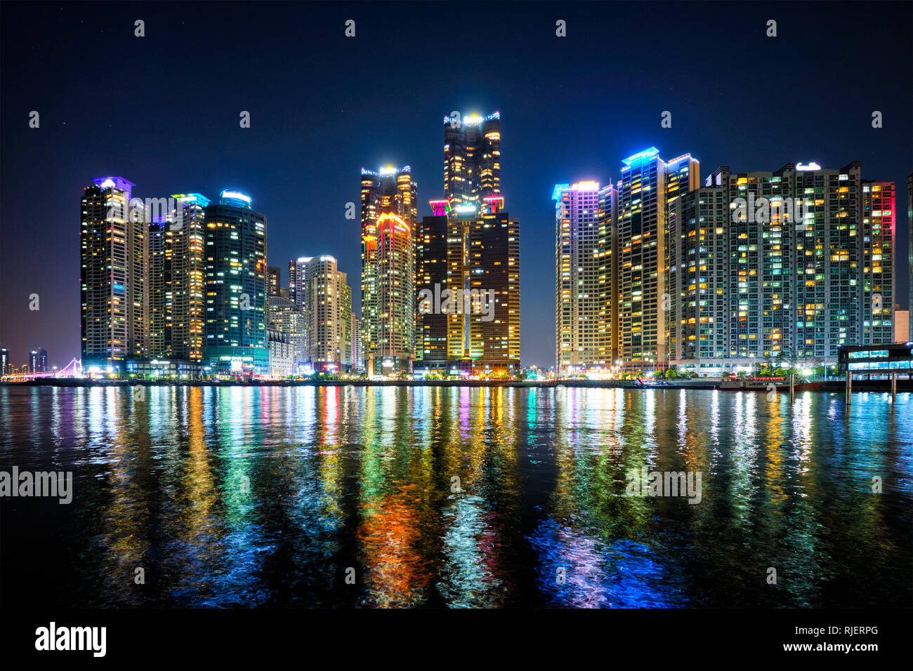 Busan Marina City Wolkenkratzer in der Nacht illluminated Stockfoto