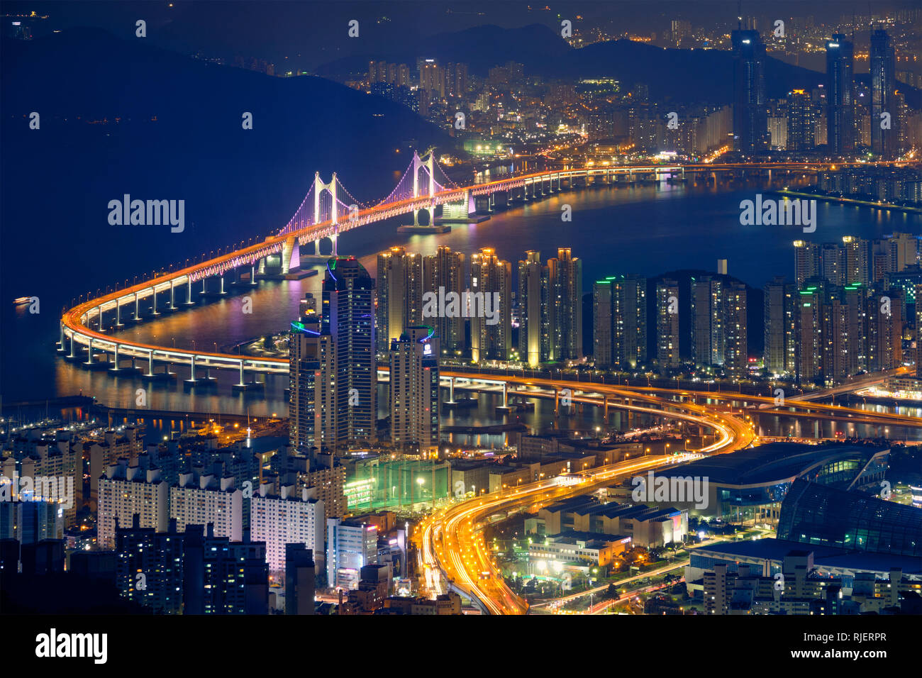 Busan Stadtbild Gwangan Bridge bei Nacht Stockfoto