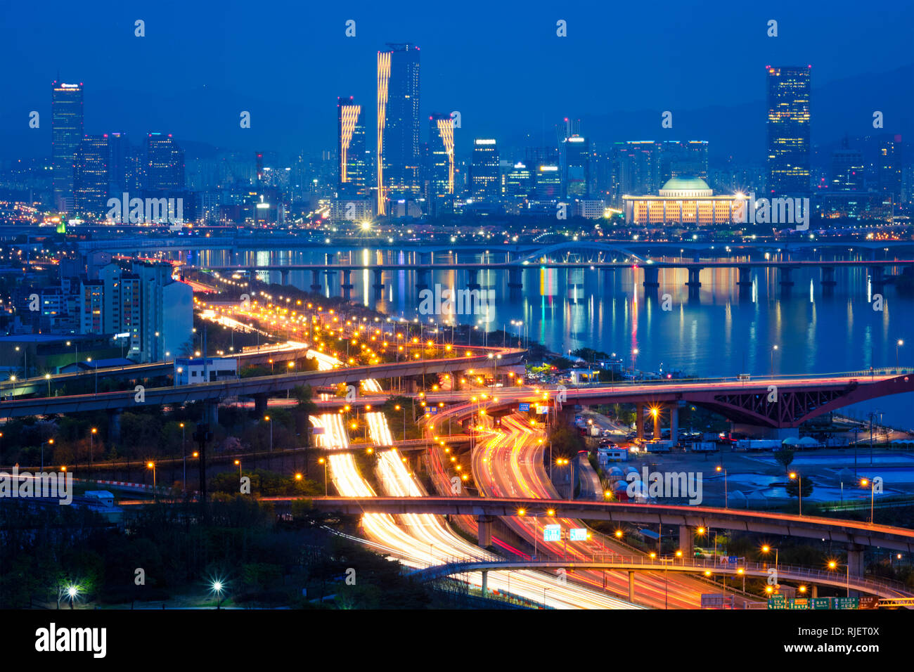 Stadtbild in der Dämmerung in Seoul, Südkorea. Stockfoto