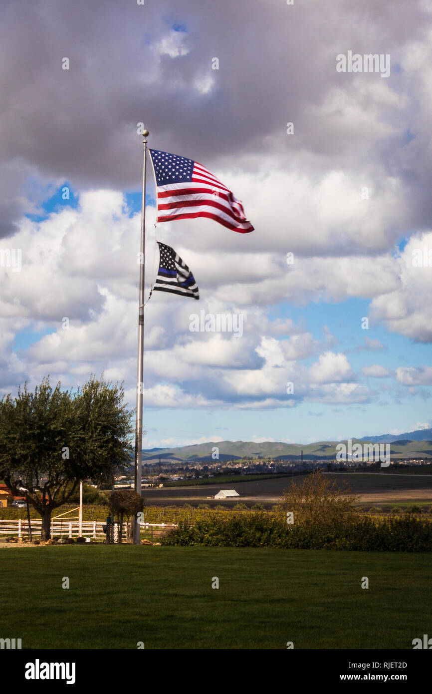 Uns und Blue Line Flagge über Livermore Weinberge Stockfoto