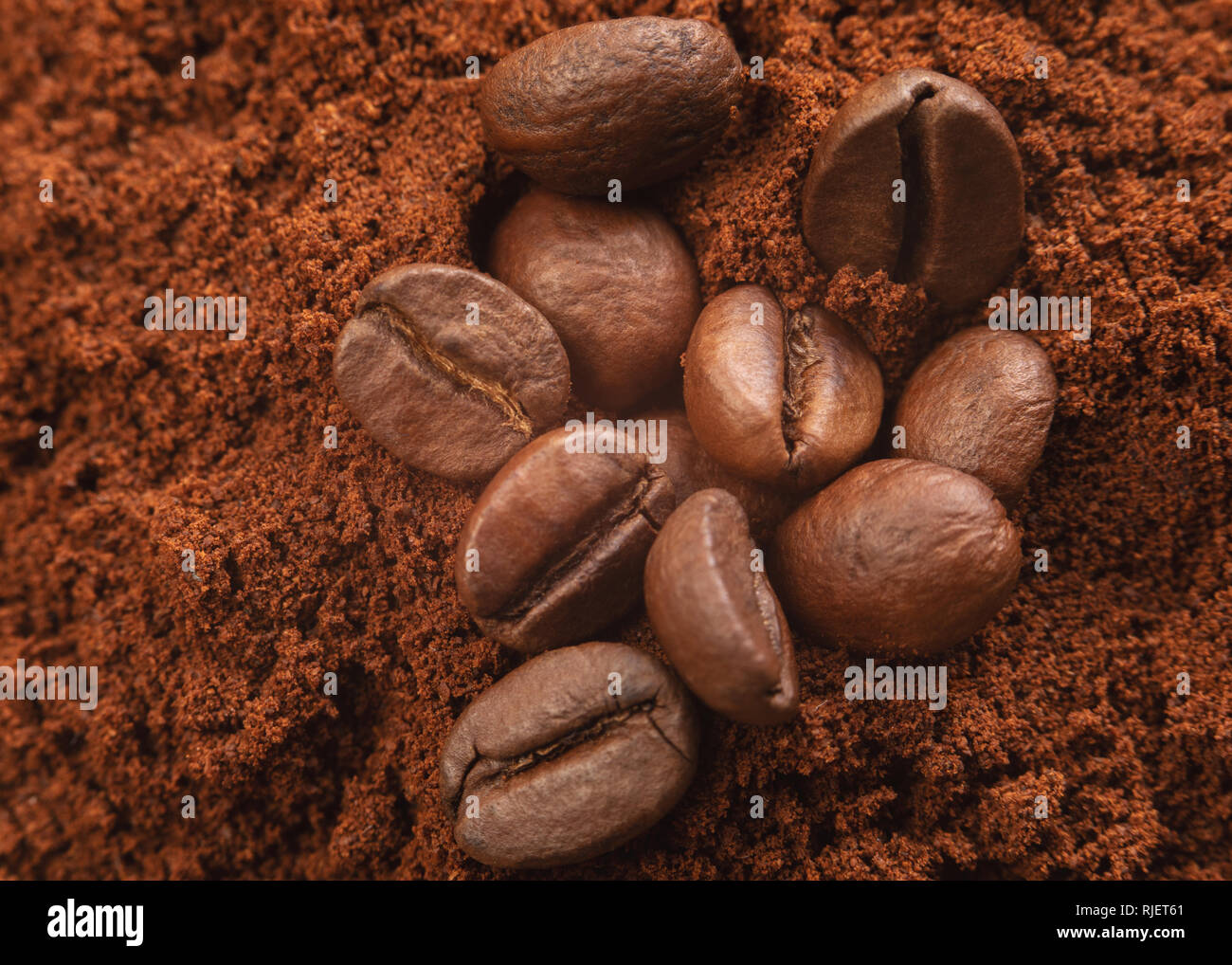 Nahaufnahme Foto von Kaffeebohnen und gemahlenen Kaffee. Stockfoto