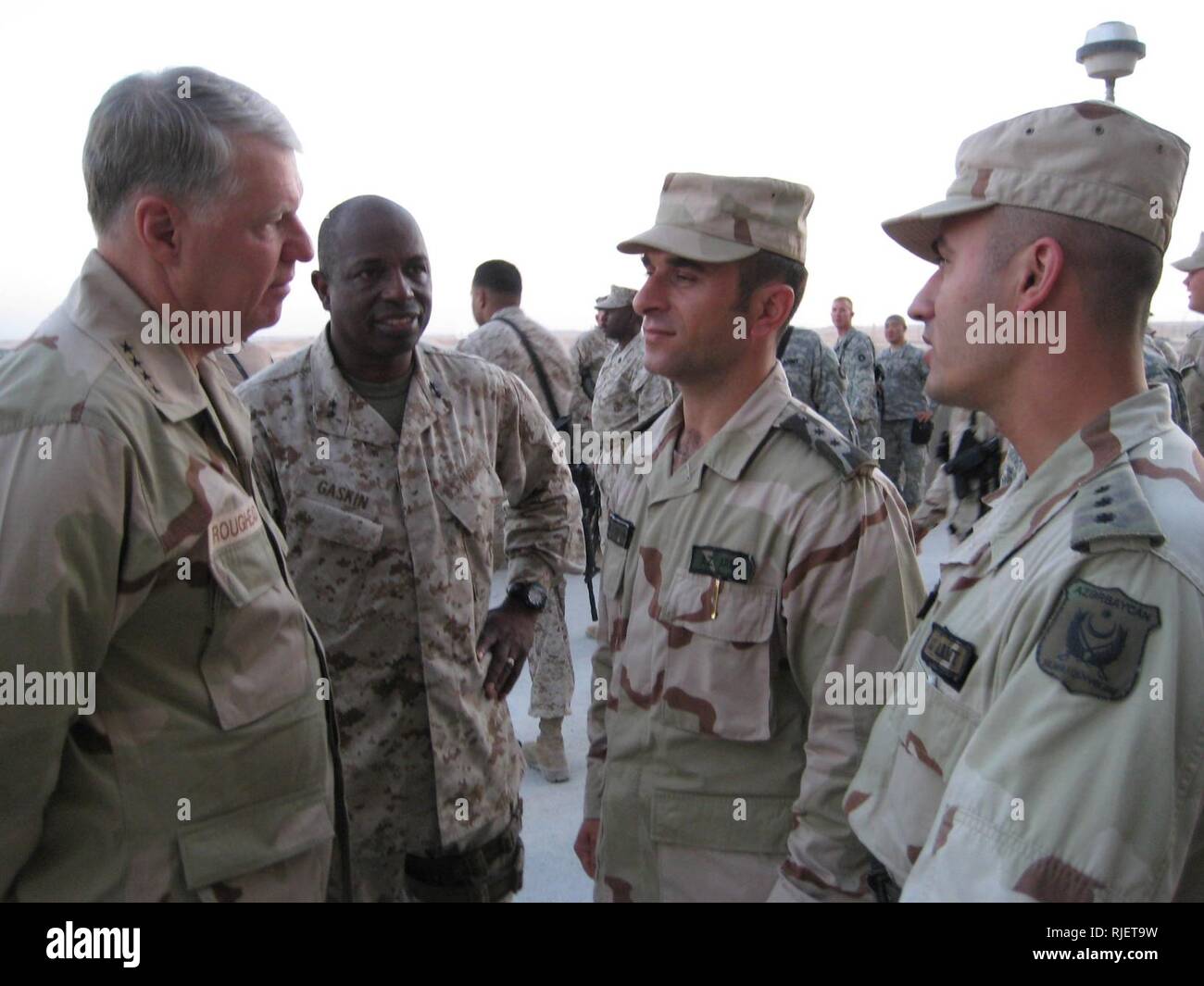 Leiter der Marineoperationen Adm. Gary Roughead und Marine Corps Generalmajor Walter Gaskin, Kommandierender General des II Marine Expeditionary Forces (Vorwärts), treffen mit dem Befehlshaber der Truppen der Aserbaidschanischen Armee Ablösung mit der US-Navy Loslösung in Haditha Dam angeordnet. Die Aserbaidschanische Loslösung bietet Schutz zu riverine Einheit der U.S. Navy auf dem Damm. Roughead seine Dank der Aserbaidschan Menschen und ihre Armee für ihre Beiträge zur Zukunft des Irak und deren Zusammenarbeit mit den US-Streitkräften zur Unterstützung der Koalition Bemühungen zum Ausdruck gebracht. Stockfoto