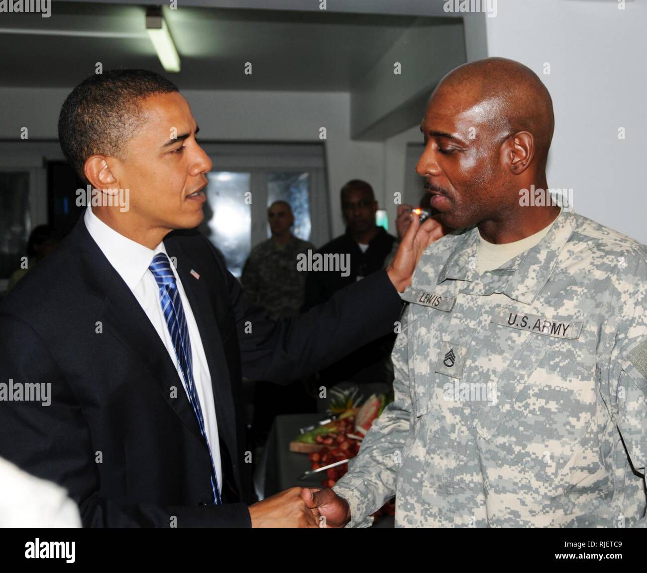 Illinois Senator Barack Obama besucht mit Sgt. Anthony R. Lewis des ...