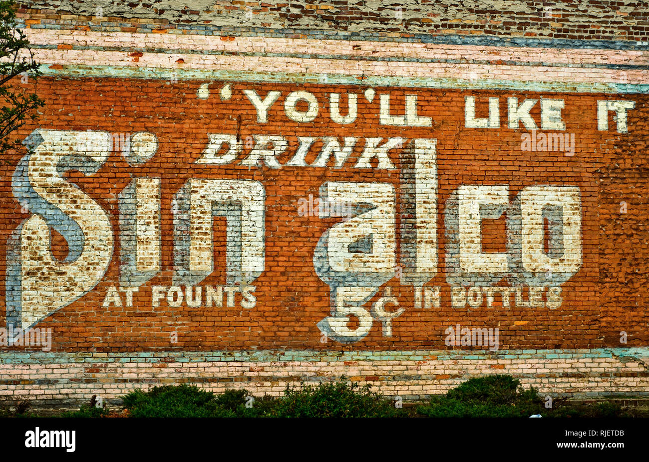 Ein Vintage Werbung wirbt Sinalco Brunnen Getränke in Korinth, Mississippi. Stockfoto