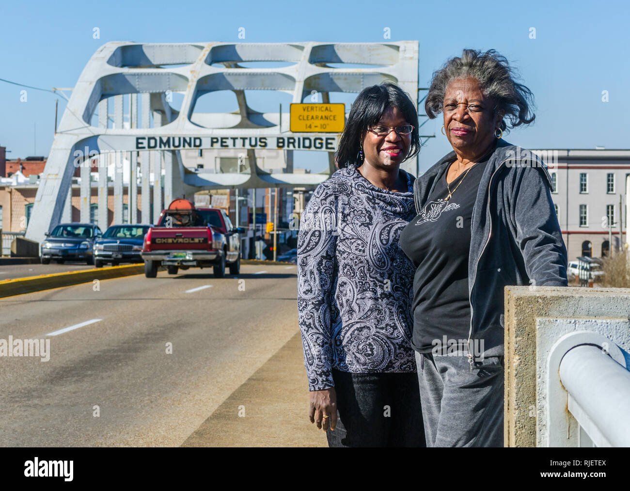 Schriftsteller und Dramatiker Cheryl L. Davis, links, steht mit ihrer Mutter, Bruce Davis, auf dem Edmund Pettus Bridge, Feb 7, 2015, in Selma, Alabama. Stockfoto
