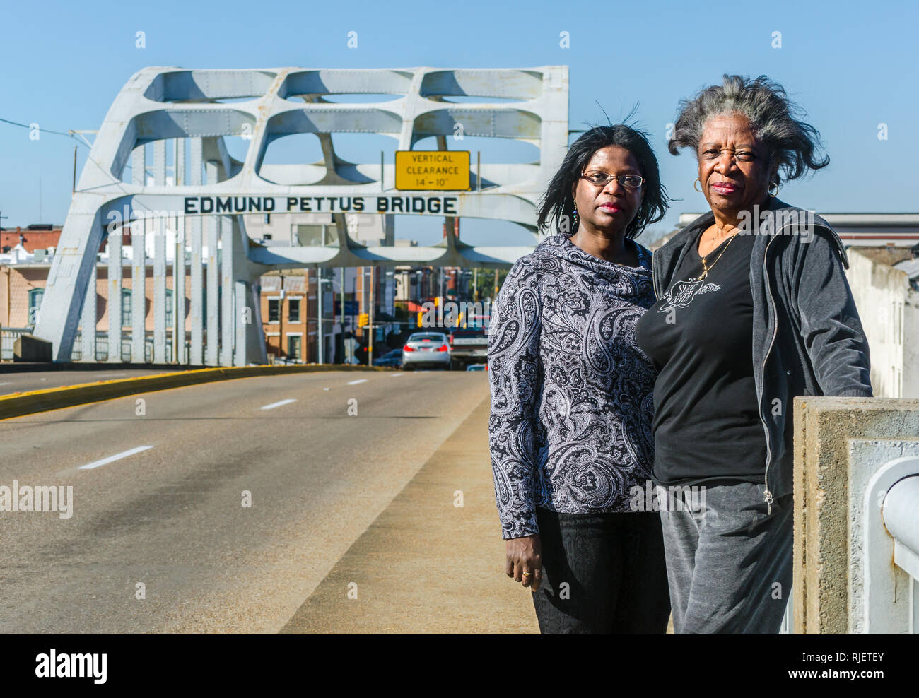 Schriftsteller und Dramatiker Cheryl L. Davis, links, steht mit ihrer Mutter, Bruce Davis, auf dem Edmund Pettus Bridge, Feb 7, 2015, in Selma, Alabama. Stockfoto