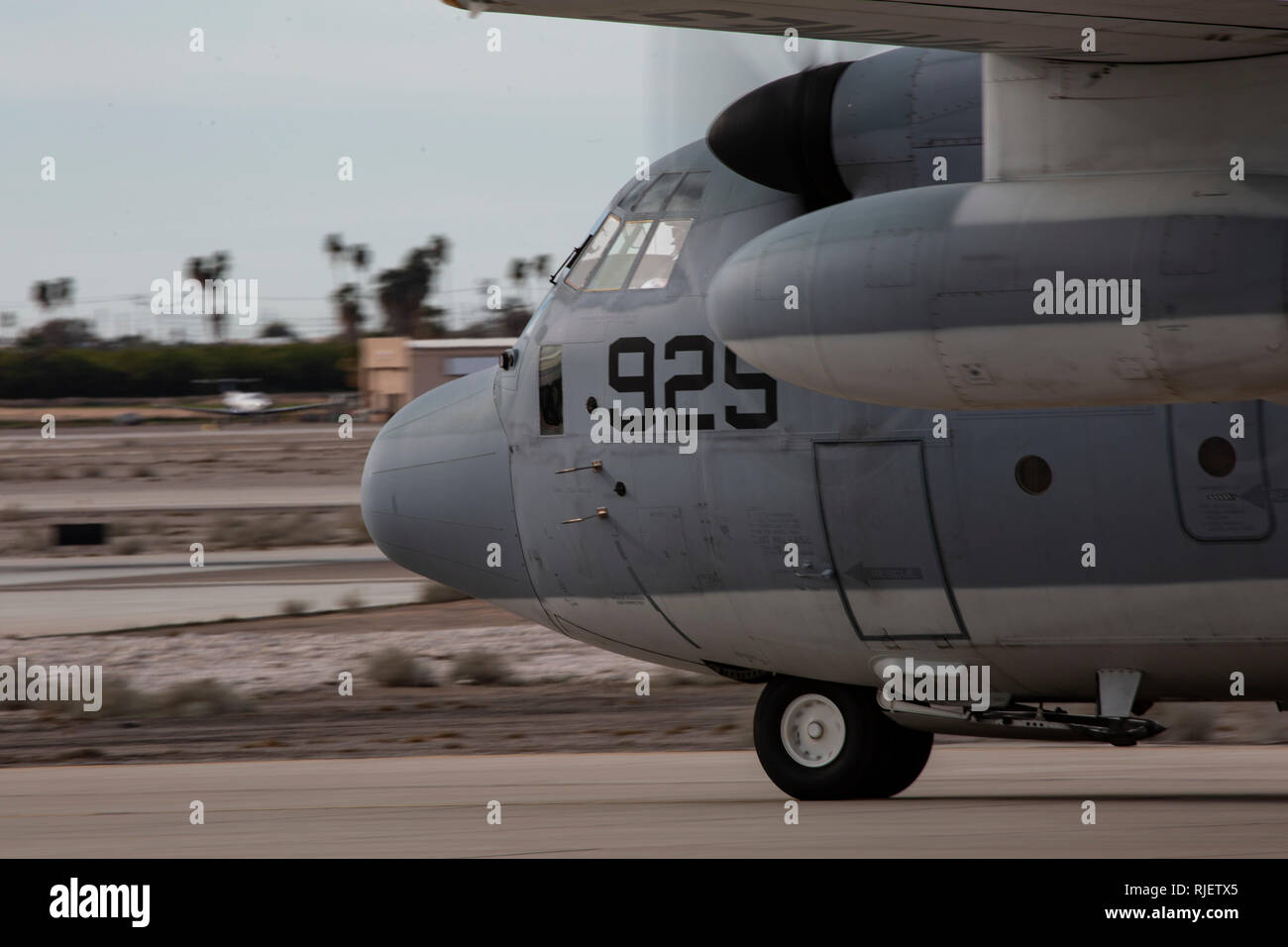 Eine KC-130J Super Hercules mit Marine Antenne Refueler Transport Squadron 152 Taxis für die Start- und Landebahn während der Übung Yuma Horizont 19 bei Marine Corps Air Station Yuma, Arizona, 18.01.2019. Übung Yuma Horizont ist ein geschwader Ausbildung Übung mit einem Fokus auf Bildung im Bereich der Mission Anforderungen ausgelegt squadron Fähigkeit in einem Vorwärts - die Umwelt zu erhalten. (U.S. Marine Corps Foto von Lance Cpl. Seth Rosenberg) Stockfoto