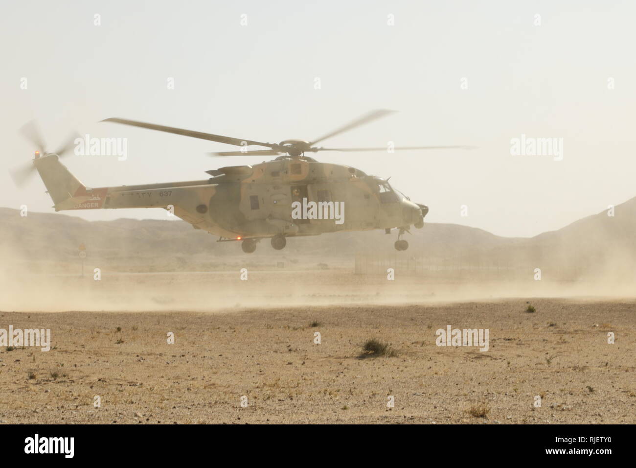 Die US-Armee und der königlichen Armee des Oman sind die Durchführung von side-by-side Ausbildung während der Übung Inferno Creek 19. Im Bereich Schulungen an Rabkoot, Oman, die königliche Armee von Oman eine Partnerschaft mit der Royal Air Force von Oman last Training für Air Assault Operationen durchzuführen, Jan. 27, 2019. Die bilaterale Übung wurde entwickelt, um die Beziehungen zwischen den Armeen zu stärken. Es ist eine Chance für beide Armeen taktische Kenntnisse und Verständnis für die jeweils anderen Kräfte und die langfristige Stabilität in der Region zu errichten. (U.S. Army National Guard Foto von Sgt. Babsi Williams). Stockfoto Die US-Armee und der königlichen Armee des Oman sind die Durchführung von side-by-side Ausbildung während der Übung Inferno Creek 19. Im Bereich Schulungen an Rabkoot, Oman, die königliche Armee von Oman eine Partnerschaft mit der Royal Air Force von Oman last Training für Air Assault Operationen durchzuführen, Jan. 27, 2019. Die bilaterale Übung wurde entwickelt, um die Beziehungen zwischen den Armeen zu stärken. Es ist eine Chance für beide Armeen taktische Kenntnisse und Verständnis für die jeweils anderen Kräfte und die langfristige Stabilität in der Region zu errichten. (U.S. Army National Guard Foto von Sgt. Babsi Williams). Stockfoto