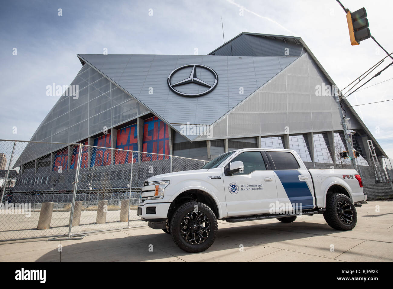 Einer US-amerikanischen Zoll- und Grenzschutzbehörden, Büro der Field Operations Unit steht Guard außerhalb des Mercedes-Benz-Stadion vor dem Super Bowl LIII in Atlanta, Georgia. Foto von Ozzy Trevino, die US-amerikanischen Zoll- und Grenzschutz Stockfoto