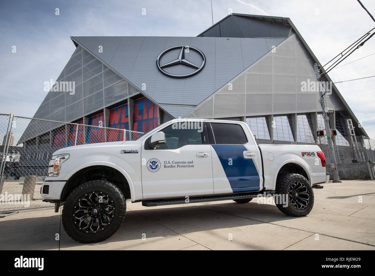 Einer US-amerikanischen Zoll- und Grenzschutzbehörden, Büro der Field Operations Unit steht Guard außerhalb des Mercedes-Benz-Stadion vor dem Super Bowl LIII in Atlanta, Georgia. Foto von Ozzy Trevino, die US-amerikanischen Zoll- und Grenzschutz Stockfoto