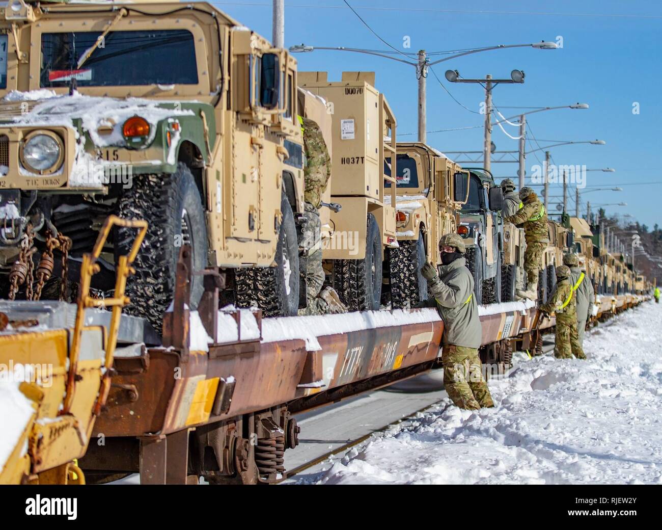 Soldaten aus 10 Mountain Division die letzten Schritte, um sicherzustellen, dass die Fahrzeuge auf den Bahnterminals für den Transport bereit sind, Fort Polk, Louisiana. Stockfoto