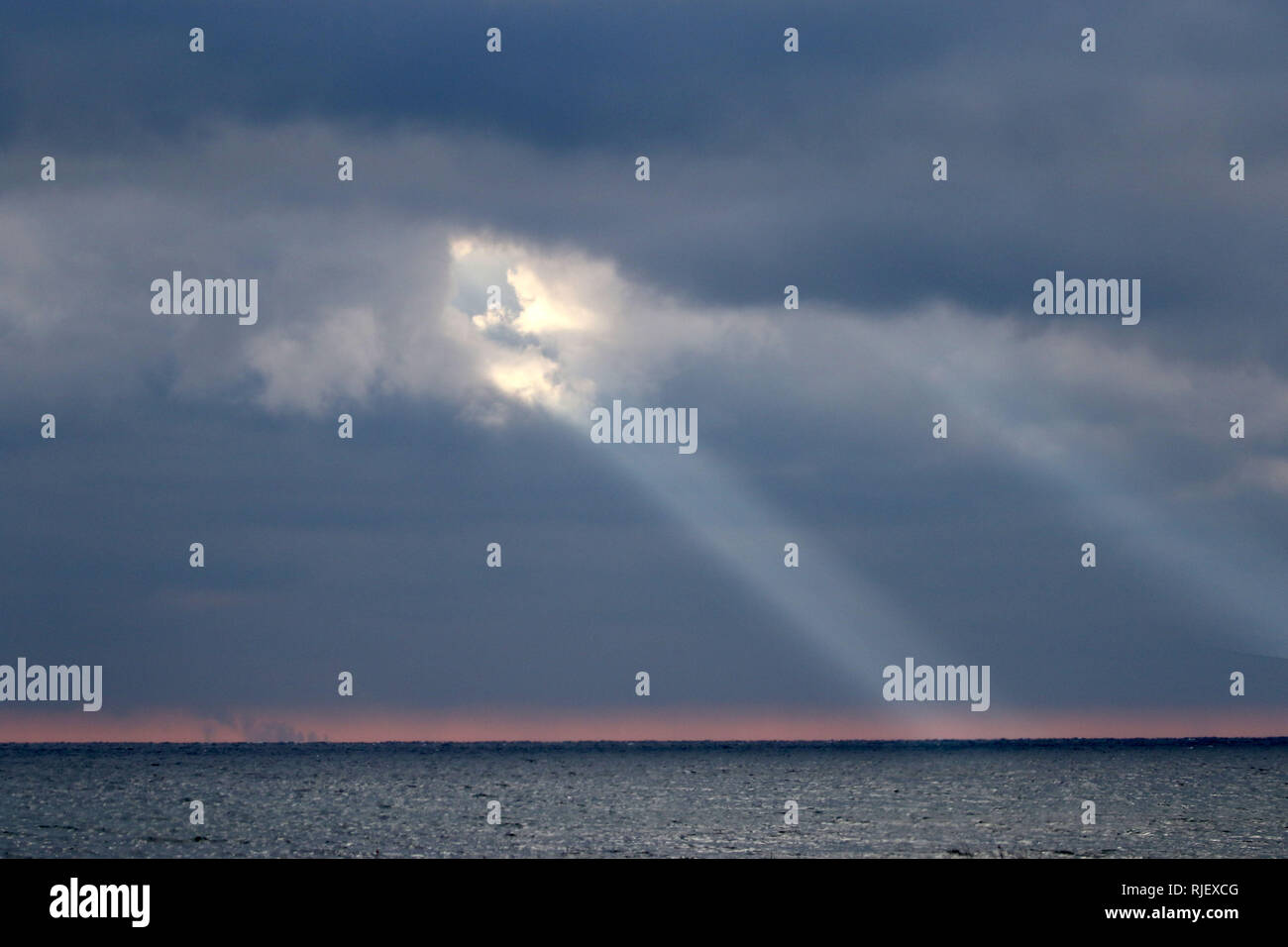 Sonnenlicht bricht durch die Wolken Amherst Insel auf Stockfoto