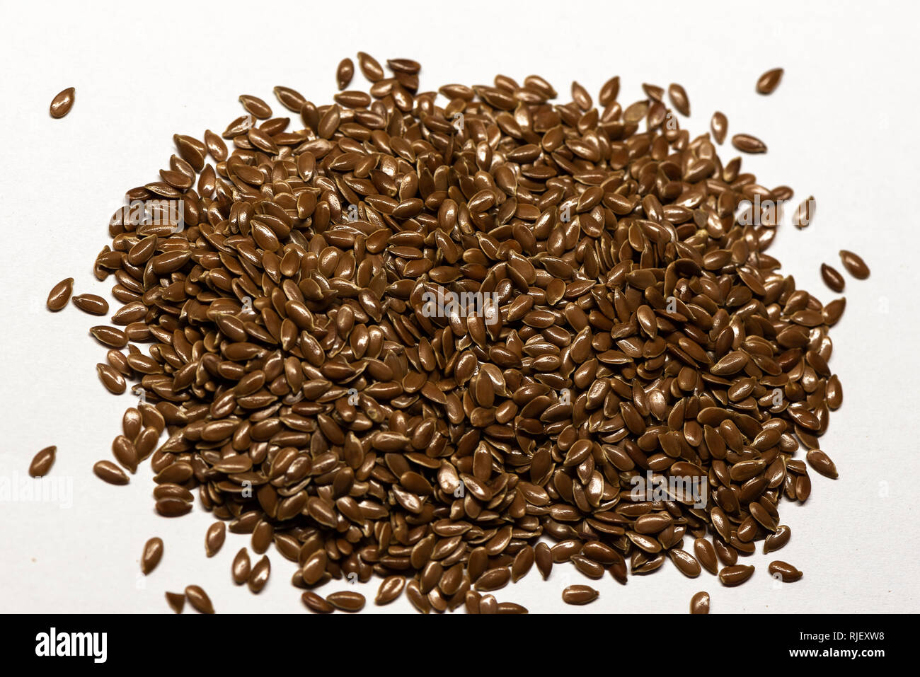 Gesunde getrockneten Leinsamen für organische Ernährung Ernährung. Isolierte raw Organic Seeds auf weißem Hintergrund. Stockfoto