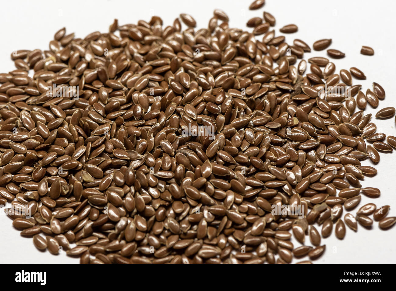 Gesunde getrockneten Leinsamen für organische Ernährung Ernährung. Isolierte raw Organic Seeds auf weißem Hintergrund. Stockfoto