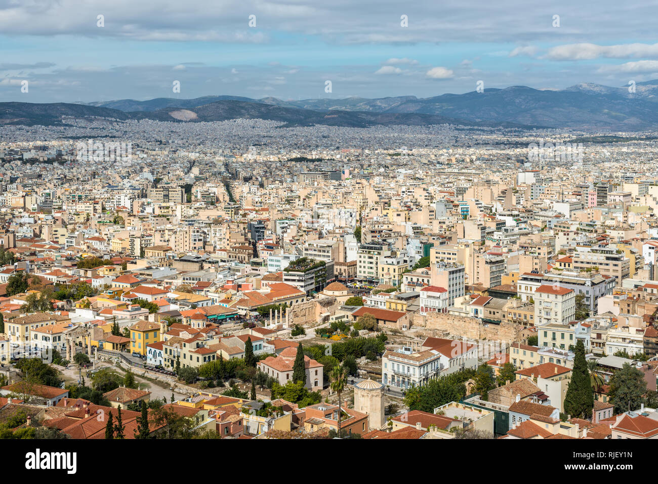 Athen, Griechenland - November 1, 2017: Blick auf Athen, von der Akropolis mit Masse der Häuser, Gebäude, Wohnungen, Dächer in der Stadt der griechischen Hauptstadt, Gr Stockfoto