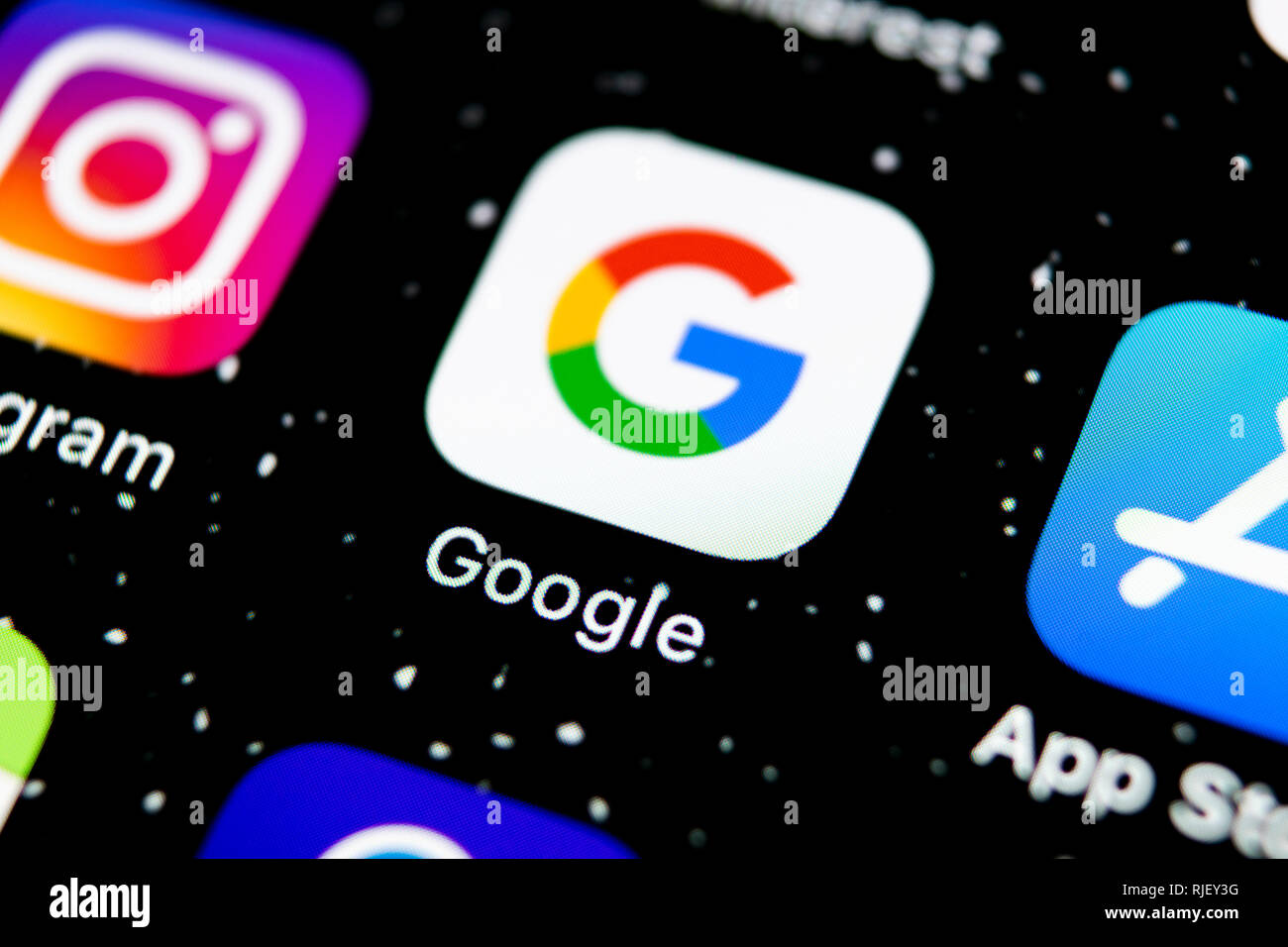 Sankt-Petersburg, Russland, 3. Februar 2019: Google Suche Symbol auf Apple iPhone X Bildschirm des Smartphones. Google App Symbol. Soziale Netz Stockfoto