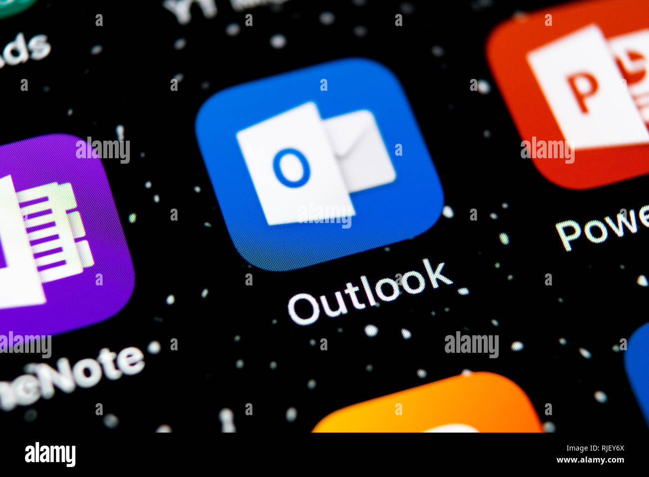 Sankt-Petersburg, Russland, 3. Februar 2019: Microsoft Outlook office Symbol auf Apple iPhone X-close-up. Microsoft Outlook Symbol der App. M Stockfoto