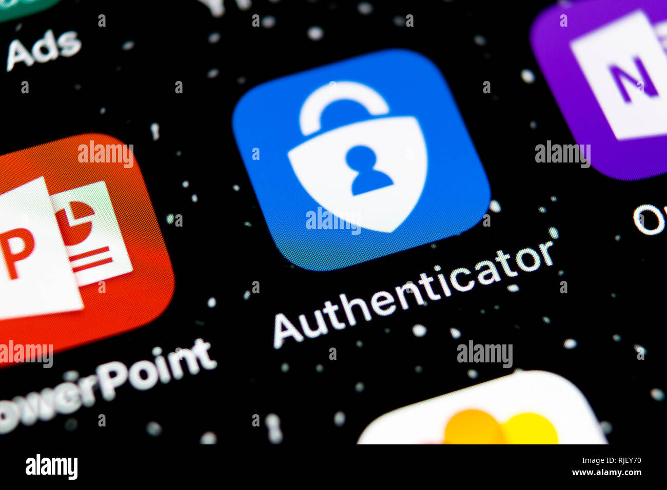 Sankt-Petersburg, Russland, 3. Februar 2019: Microsoft authenticator Symbol auf Apple iPhone X Bildschirm des Smartphones. Microsoft verbindlich Stockfoto