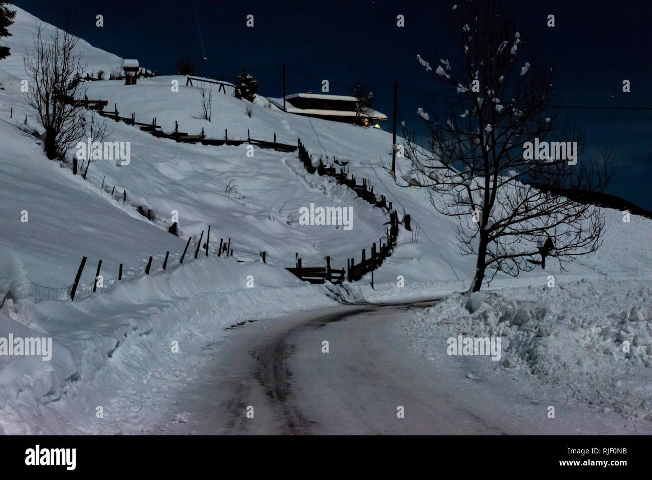 Haus in den Alpen mit Schnee in der Nacht abgedeckt Stockfoto