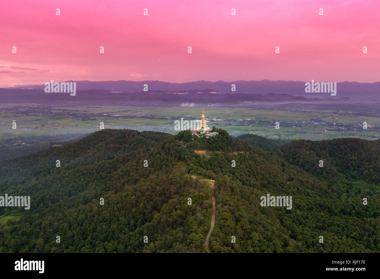 Luftaufnahme der großen Pagode auf Berg Tempel. Touristische Attraktion Sehenswürdigkeiten in der Provinz Chiang Rai in Thailand Stockfoto