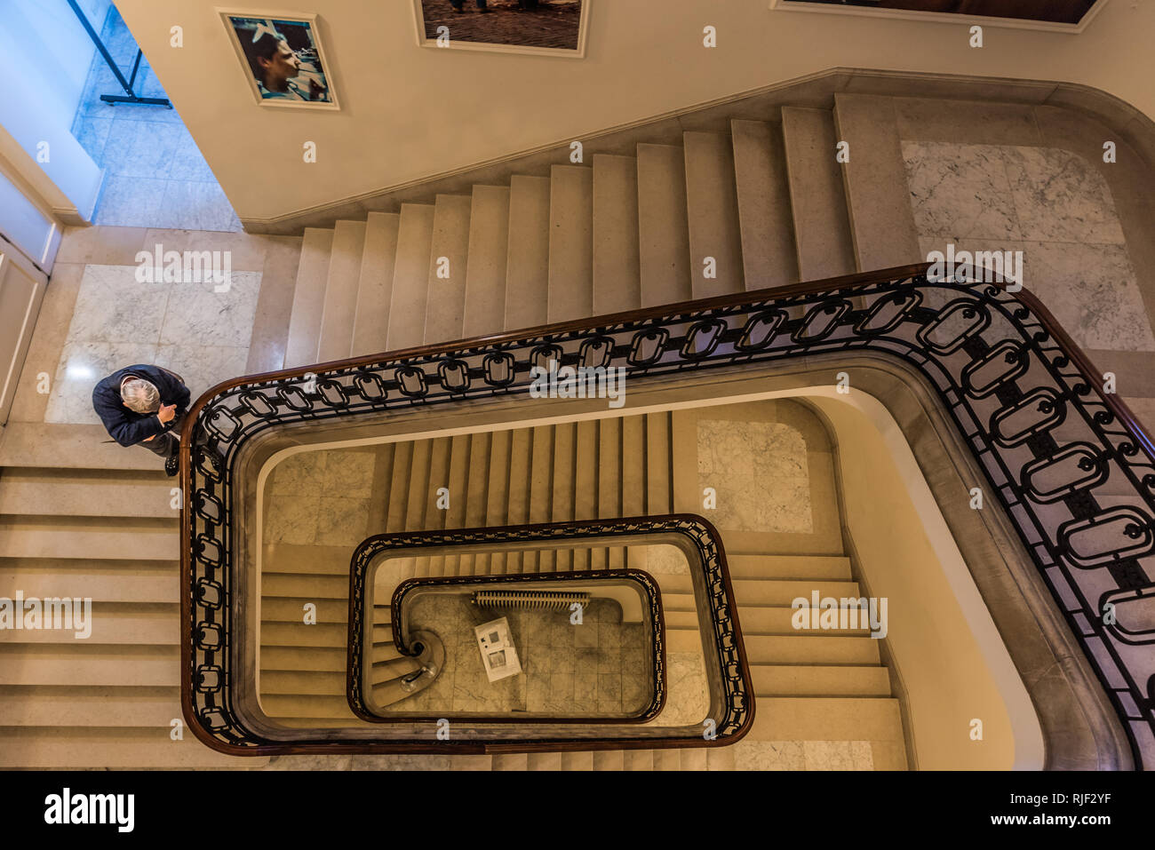 Brüssel, Belgien - 02 02 2019: Wendeltreppe des Parlaments in Brüssel durig einen lokalen touristischen Besuch Stockfoto