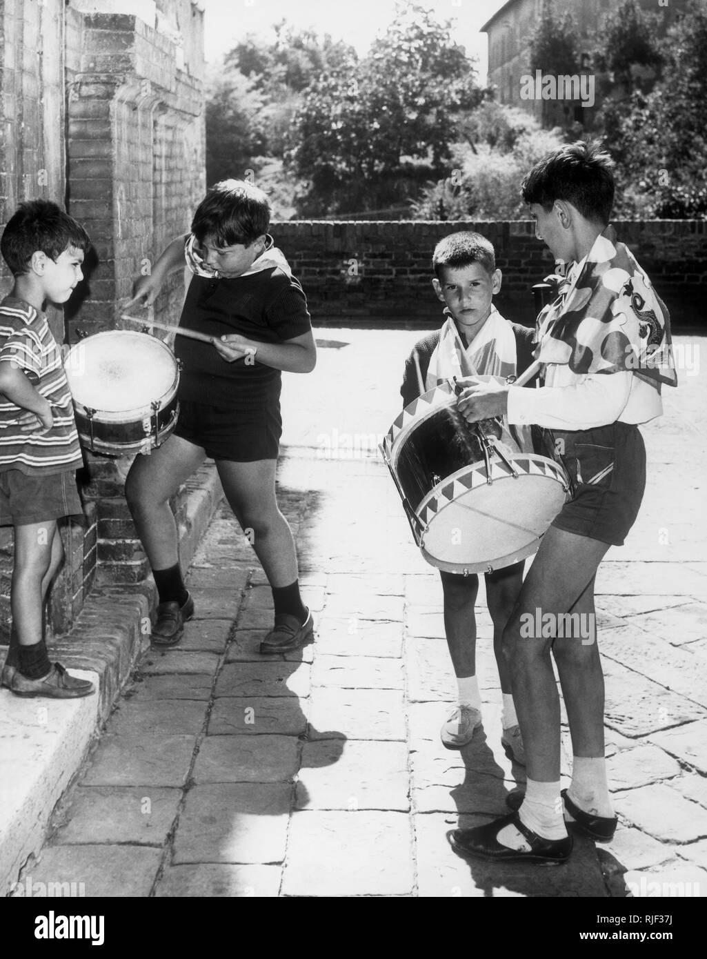Spielende Kinder 60er Jahre Fotos Und Bildmaterial In Hoher Aufl sung spielende-kinder-60er-jahre-fotos-und-bildmaterial-in-hoher-aufl-sung