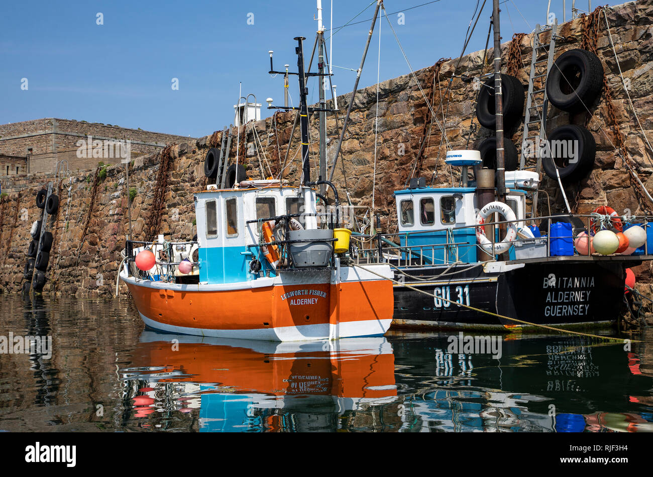 Boote in Braye Hafen in Alderney, Channel Islands. Stockfoto