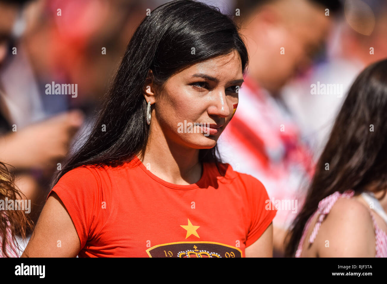 Moskau, Russland - Juli 1, 2018. Spanisch Fan Mädchen vor der FIFA Fußball-Weltmeisterschaft 2018 Runde 16 Spanien vs Russland. Stockfoto