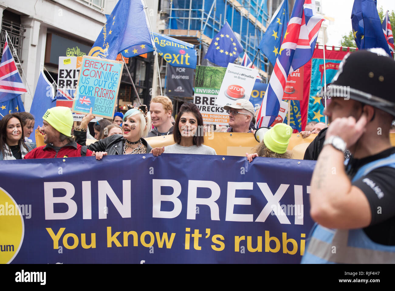 Mike Galsworthy (L), Mitbegründer von Wissenschaftlern 4 EU und gesünder und Gastwissenschaftler an der Londoner Schule für Hygiene und Tropenmedizin, Madel Stockfoto