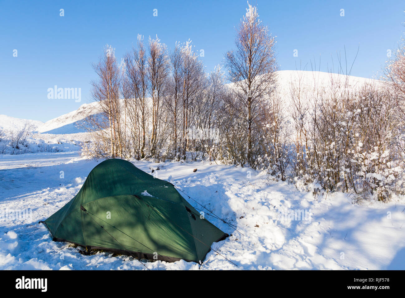 Zelt im Schnee in Parkplatz lagerten auf dem langen Weg durch Coupall fällt zu Glen Etive auf Rannoch Moor, Highlands, Schottland im Winter Stockfoto