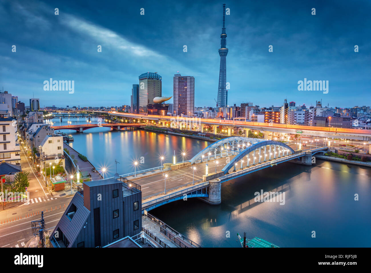Tokio, Japan. Stadtbild Bild von Tokio Skyline während der Dämmerung in Japan. Stockfoto