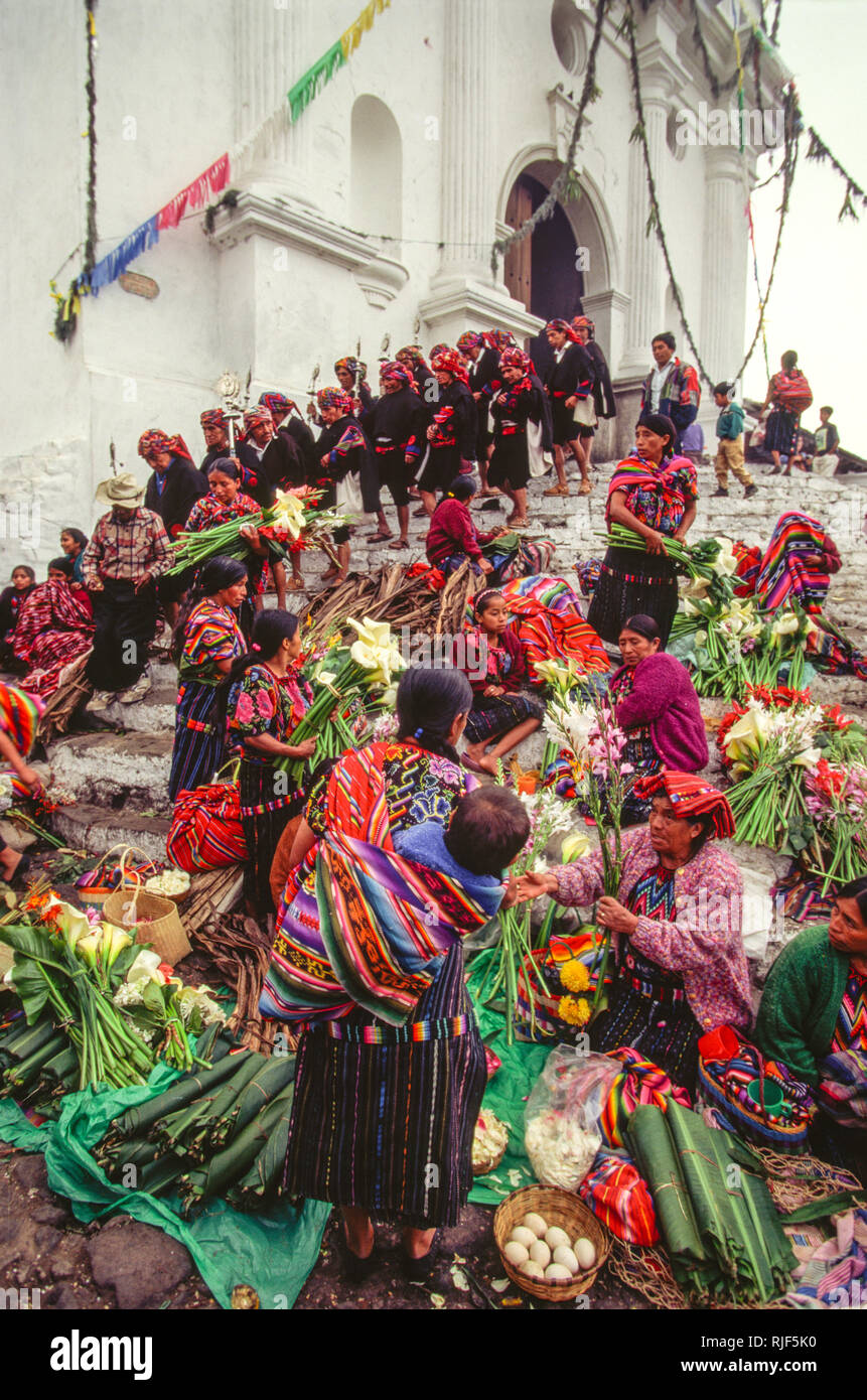 Chichicastenango, Guatemala; Blumenmarkt und "cofradias" Prozession auf Schritte der Iglesia de Santo Tomas Stockfoto