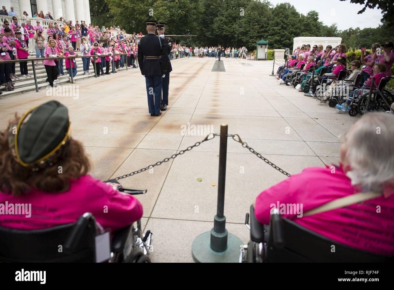 Frauen aus den ersten weiblichen Ehre Flug in die Vereinigten Staaten sehen Sie sich ein Wachwechsel Zeremonie am Grab des Unbekannten Soldaten auf dem Arlington National Cemetery, Sept. 22, 2015 in Arlington, Virginia. 75 weiblichen Veteranen aus dem Zweiten Weltkrieg, Korea Krieg, Vietnam Krieg waren anwesend, sowie 75 Begleitpersonen, waren auch weibliche Veteranen oder Aktiv-militärische Aufgabe. Stockfoto